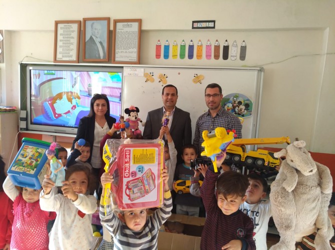 Kahramanmaraş Hacı Mustafa İlkokulu ana sınıfına gönderdiğimiz oyuncak yardımları çocuklarımıza ulaştı.
