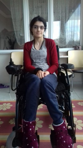 Engelli Kızımıza Akülü Tekerlekli Sandalyesini Malazgirt’te görev yapan muhtarımız Hasan Beye gönderdik