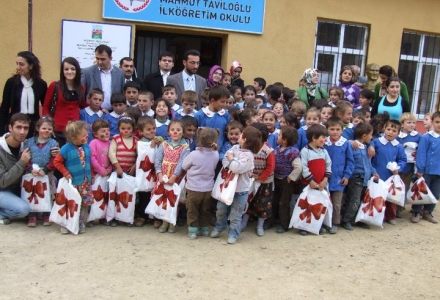 Arsin Kaymakamlığı'na 40 Koli Eşya Yardımı Gönderdik