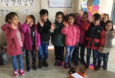 Diyarbakır Hani ilçesi, Yukarı Turalı Ovacık Mezrası İlkokulu öğrencilerine bağışlarımız ulaştı.