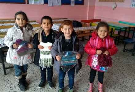 Kahramanmaraş Çağlayan Cerit İlkokulu öğrencilerine okul çantası, atkı bere, kırtasiye malzemeleri bağışlarınız ulaştı.