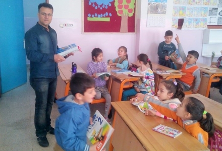 Okumak ve okutmak; bilgelik ile cahillik arsında bir köprü gibidir